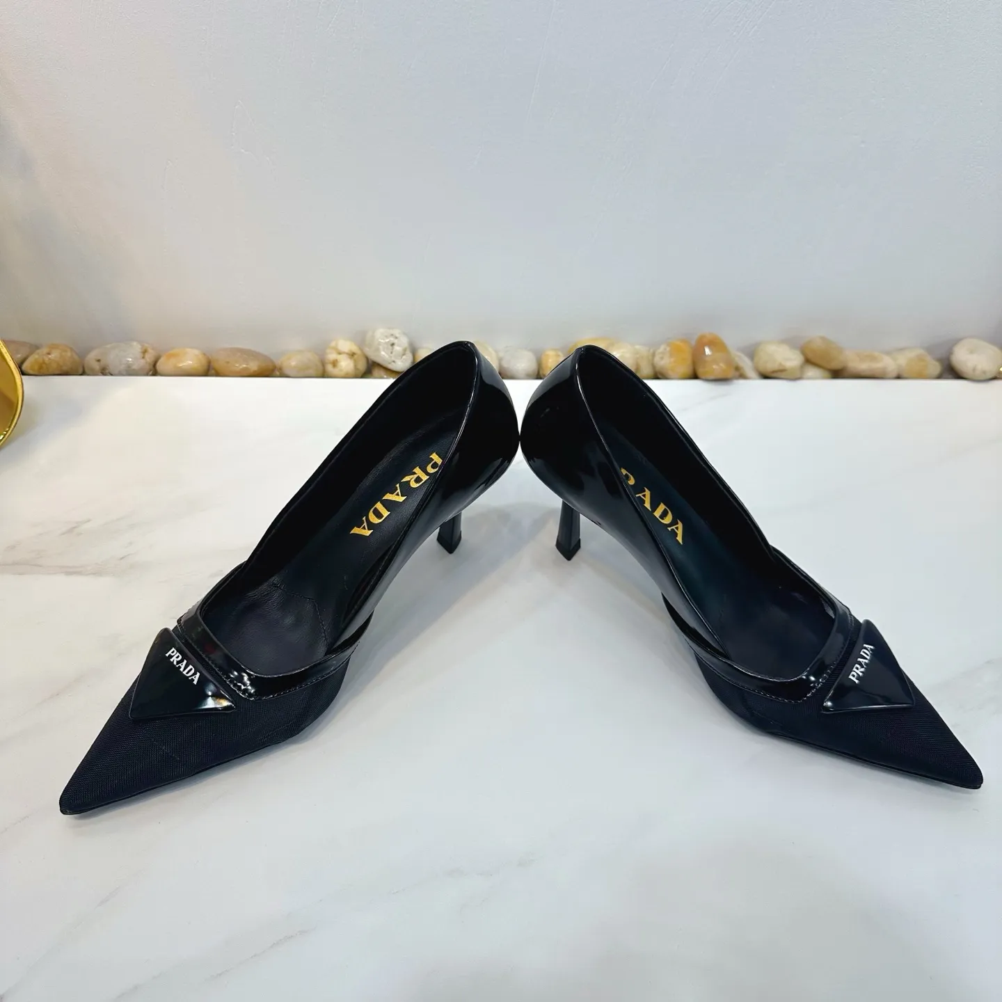 👟👟Ex-factory price 560👟👟 2025 SSS launches Prada’s latest long boots, sandals, thin heels, empty backs, thick heels series ————————🆚🆚🆚 💥PRADA's early spring T-stage catwalk show is the same style as "Dreams Never Sleep". Prada can use it on important occasions. The fresh style has a bit of nobility and is perfect on the feet. 💃💃 Wear this shoe with it. It is elegant and crystal clear, regardless of various accessories. The materials are all exclusively customized one-to-one and must be zero-distance from the original. The entire series is full of exciting and unexpected combinations of elements. The expression of different materials and textures of fabrics has a strong artistic flavor, allowing you to appreciate the ever-changing style of Prada girls. 1⃣ Upper: Made of open-edge bead➕mesh 2⃣ Lining: imported sheepskin 3⃣ Outsole: Italian original genuine leather outsole Heel height 7.5 4⃣🔺Original labeling feet, stock code number 35M-39M (40 41 42 customized, non-returnable and non-exchangeable).